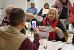 Nava Entrega Tarjetas del Programa 65 y Más a Adultos Mayores