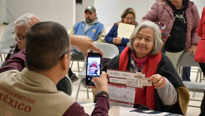 Nava Entrega Tarjetas del Programa 65 y Más a Adultos Mayores