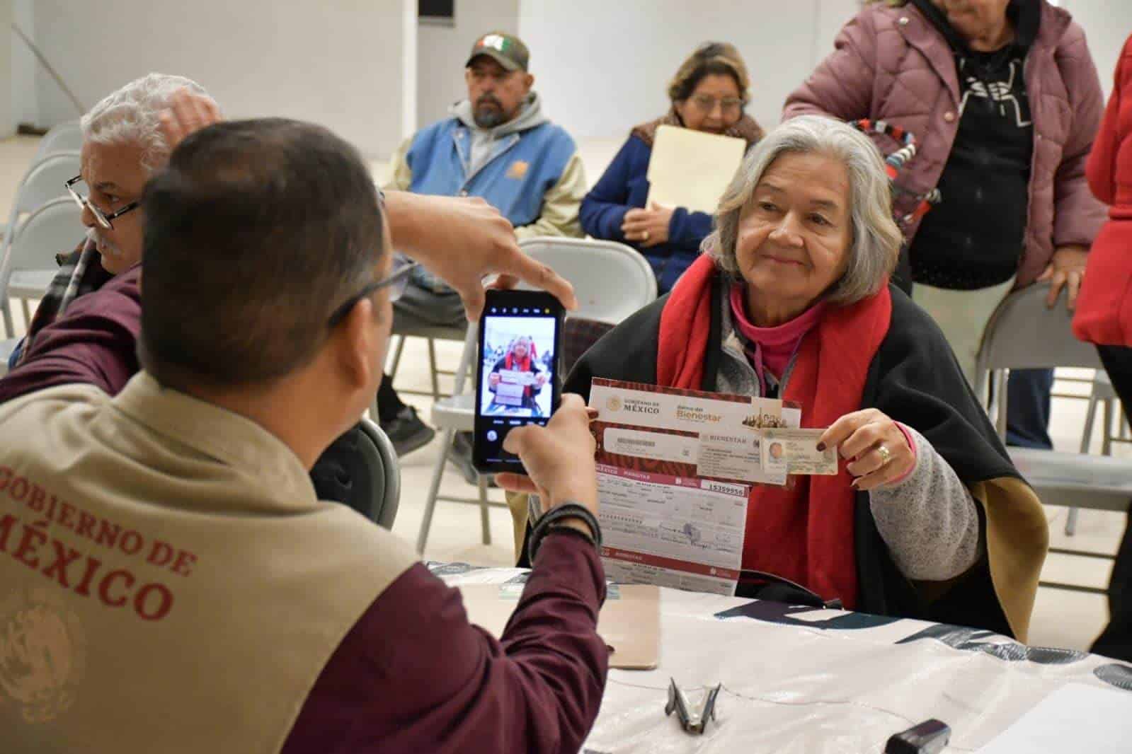 Nava Entrega Tarjetas del Programa 65 y Más a Adultos Mayores