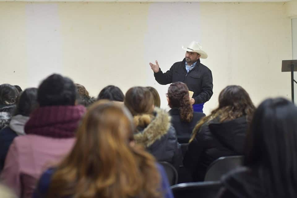 Compromete alcalde de Nava esfuerzos por la educación