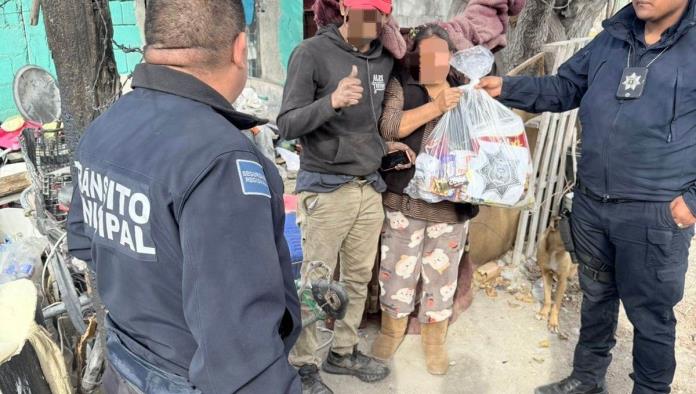 Policía Municipal lleva despensas a familias de Monclova