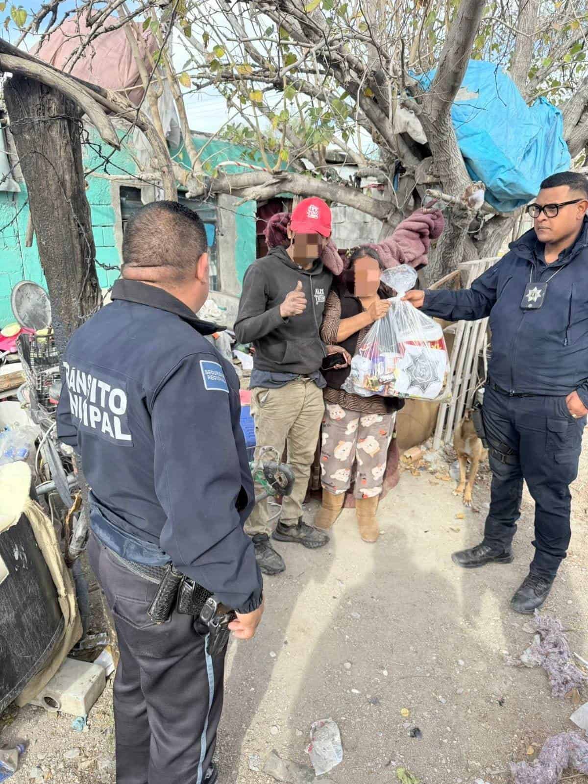 Policía Municipal lleva despensas a familias de Monclova