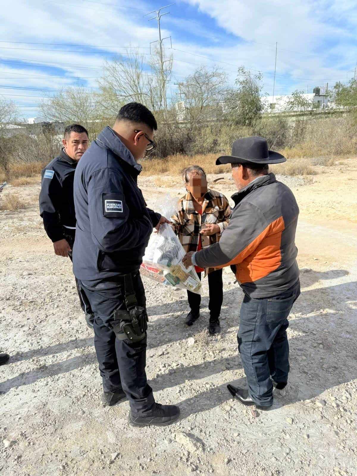 Policía Municipal lleva despensas a familias de Monclova