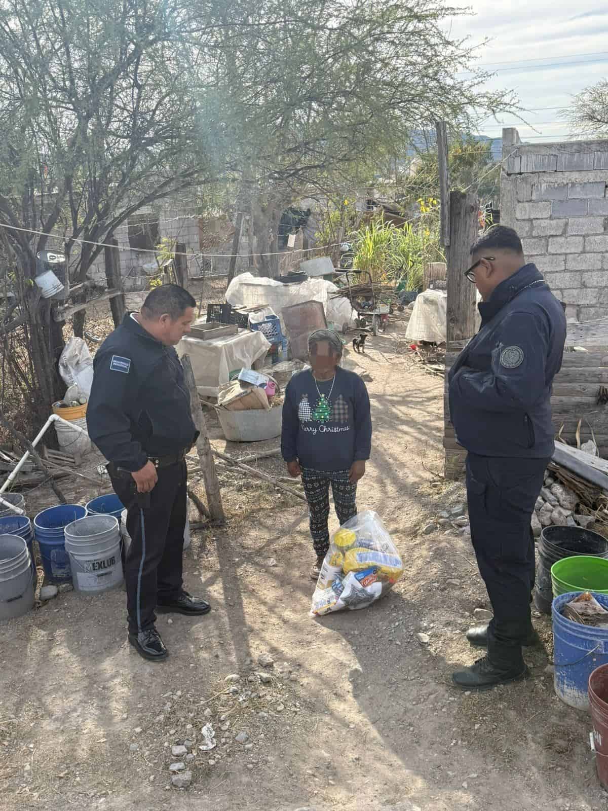 Policía Municipal lleva despensas a familias de Monclova