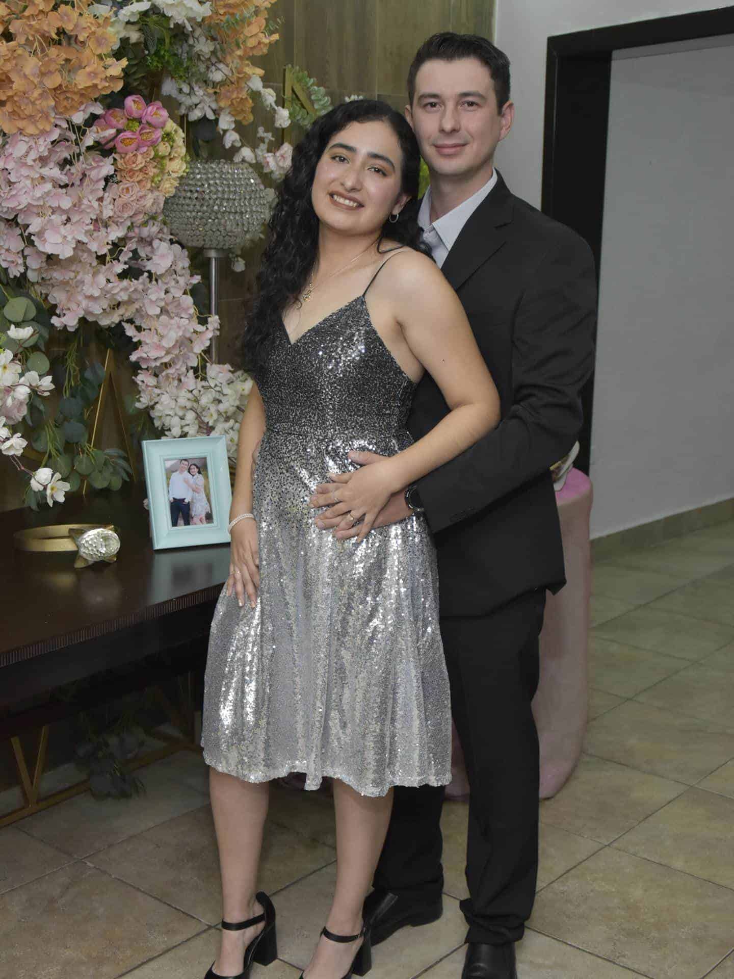 María Fernanda y Pedro sellan compromiso de boda.