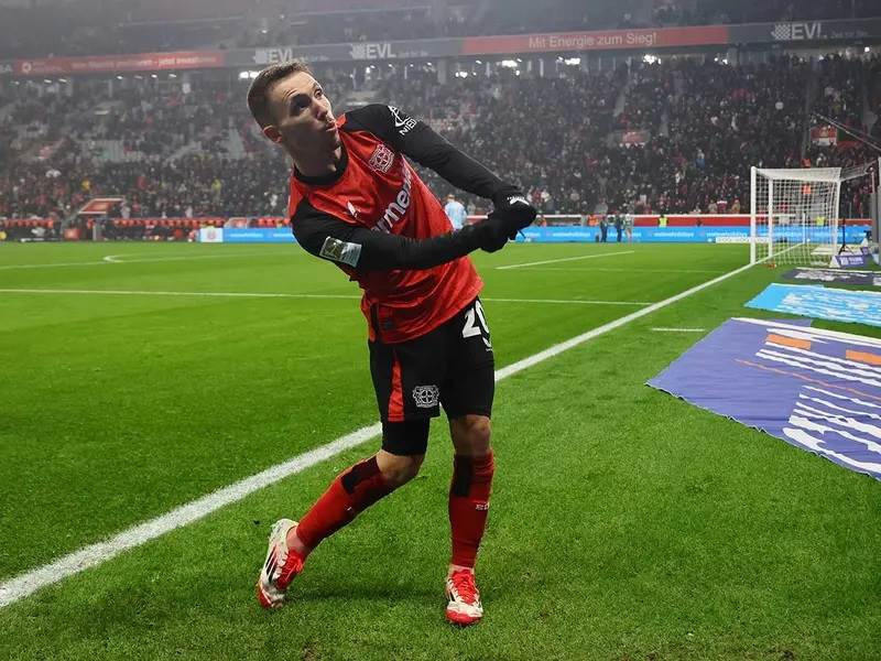 Alejandro Grimaldo le dio la victoria al Bayer Leverkusen.