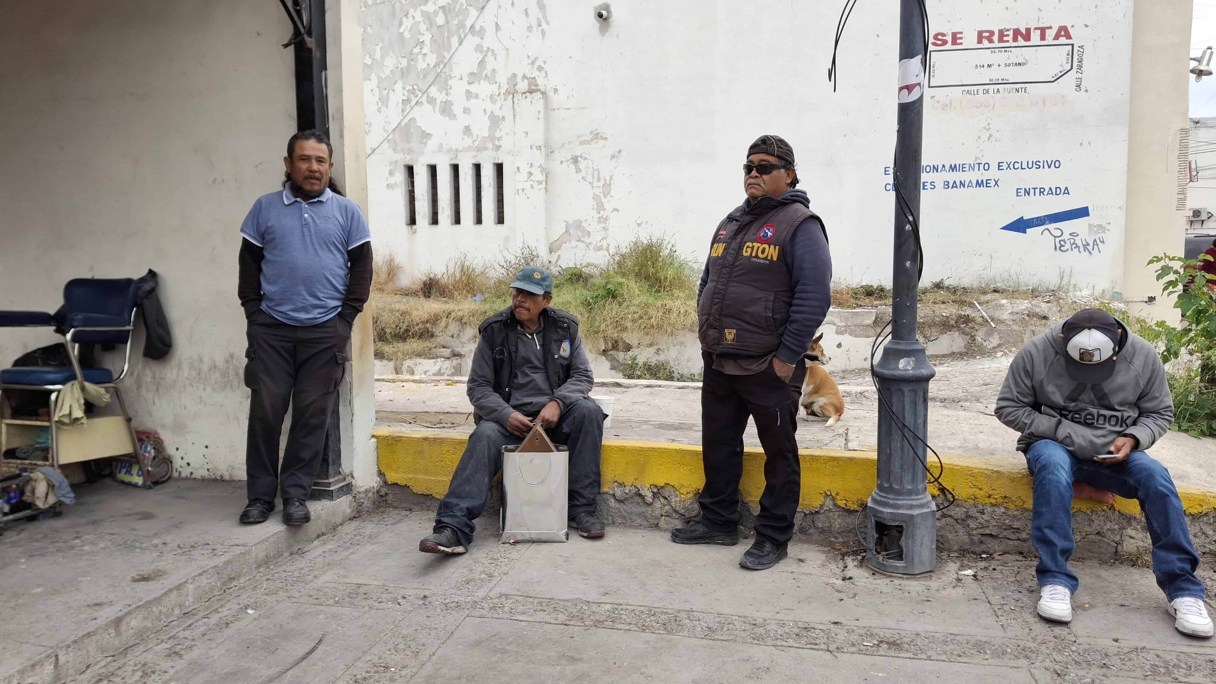 El frio ha sepulta el oficio de boleros y lavacoches que laboran diariamente en la Plaza Alonso de León.