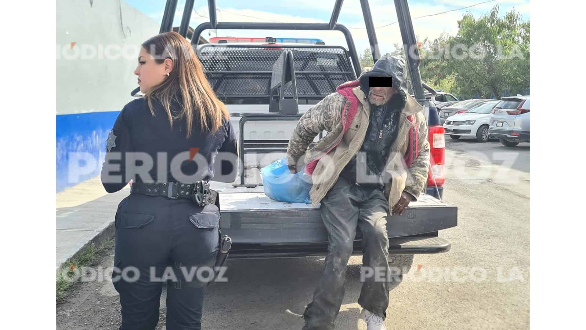 Le roba a Policía en su propia casa