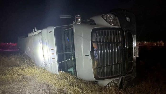 Vuelca tráiler en carretera Acuña-Zaragoza