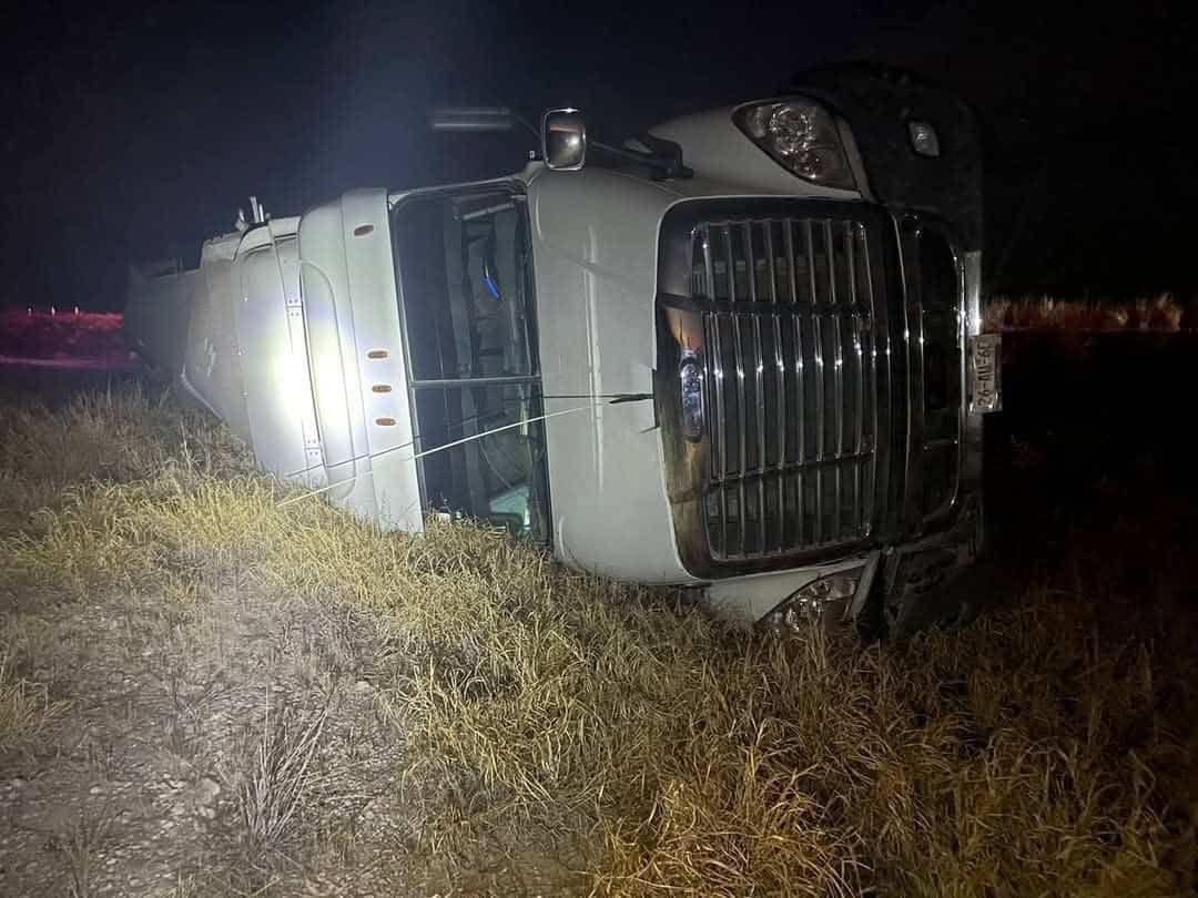 Vuelca tráiler en carretera Acuña-Zaragoza