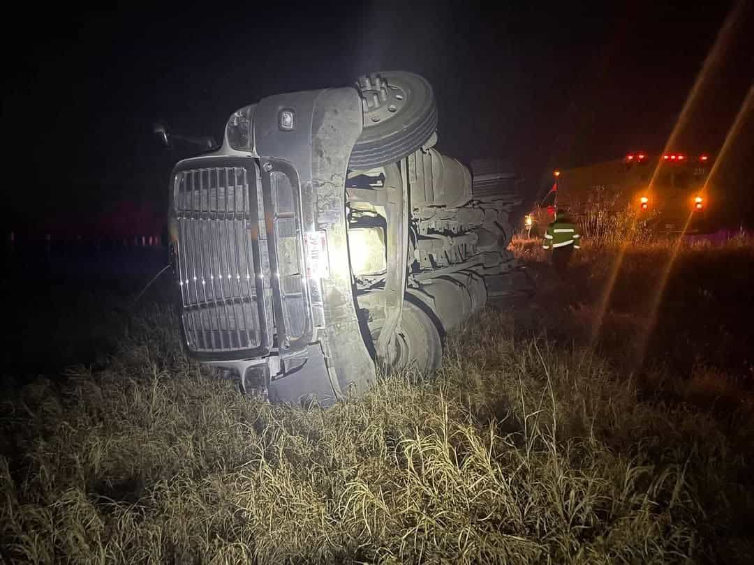 Vuelca tráiler en carretera Acuña-Zaragoza