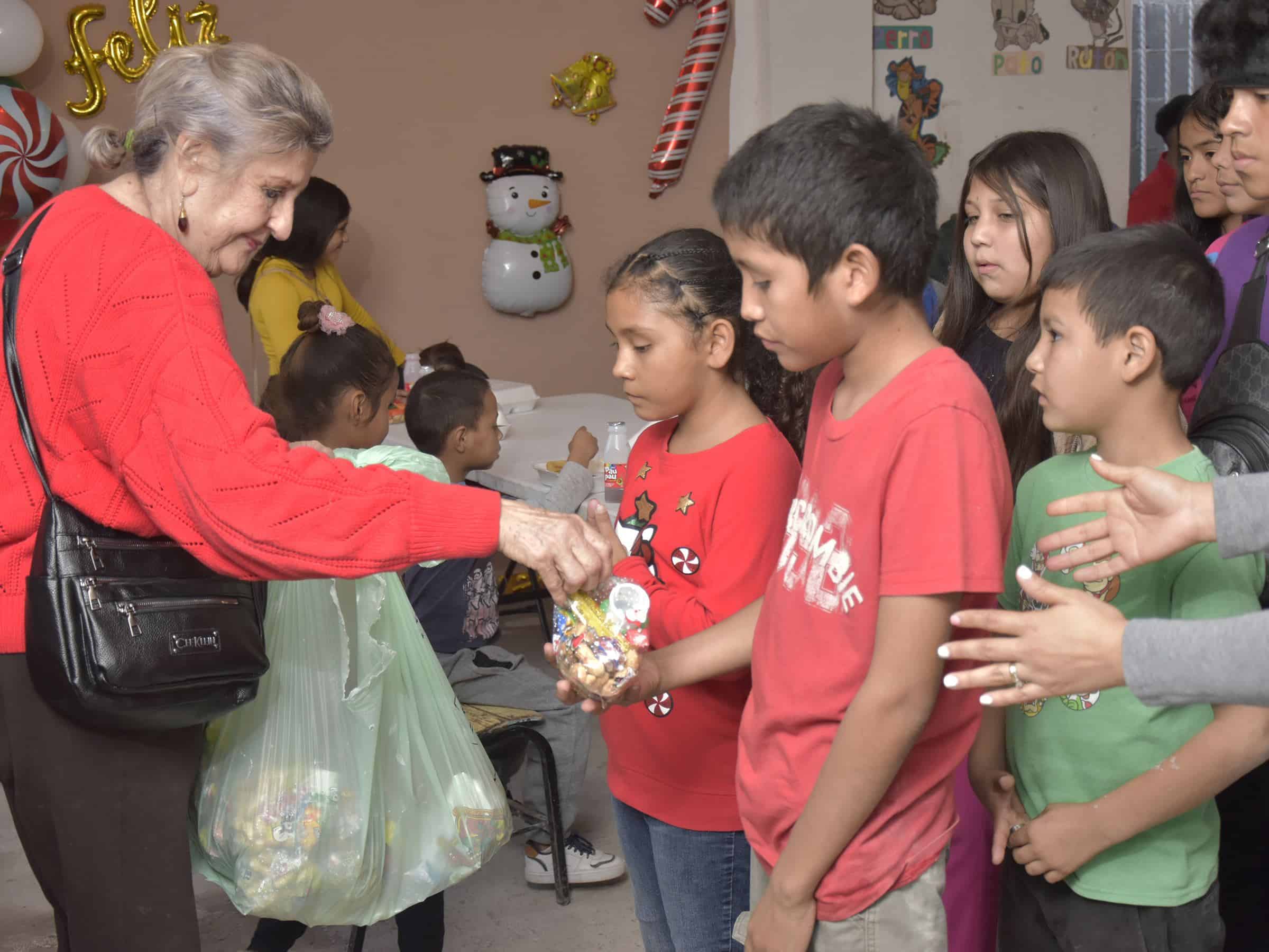 Festejan a niños del comedor infantil Maná