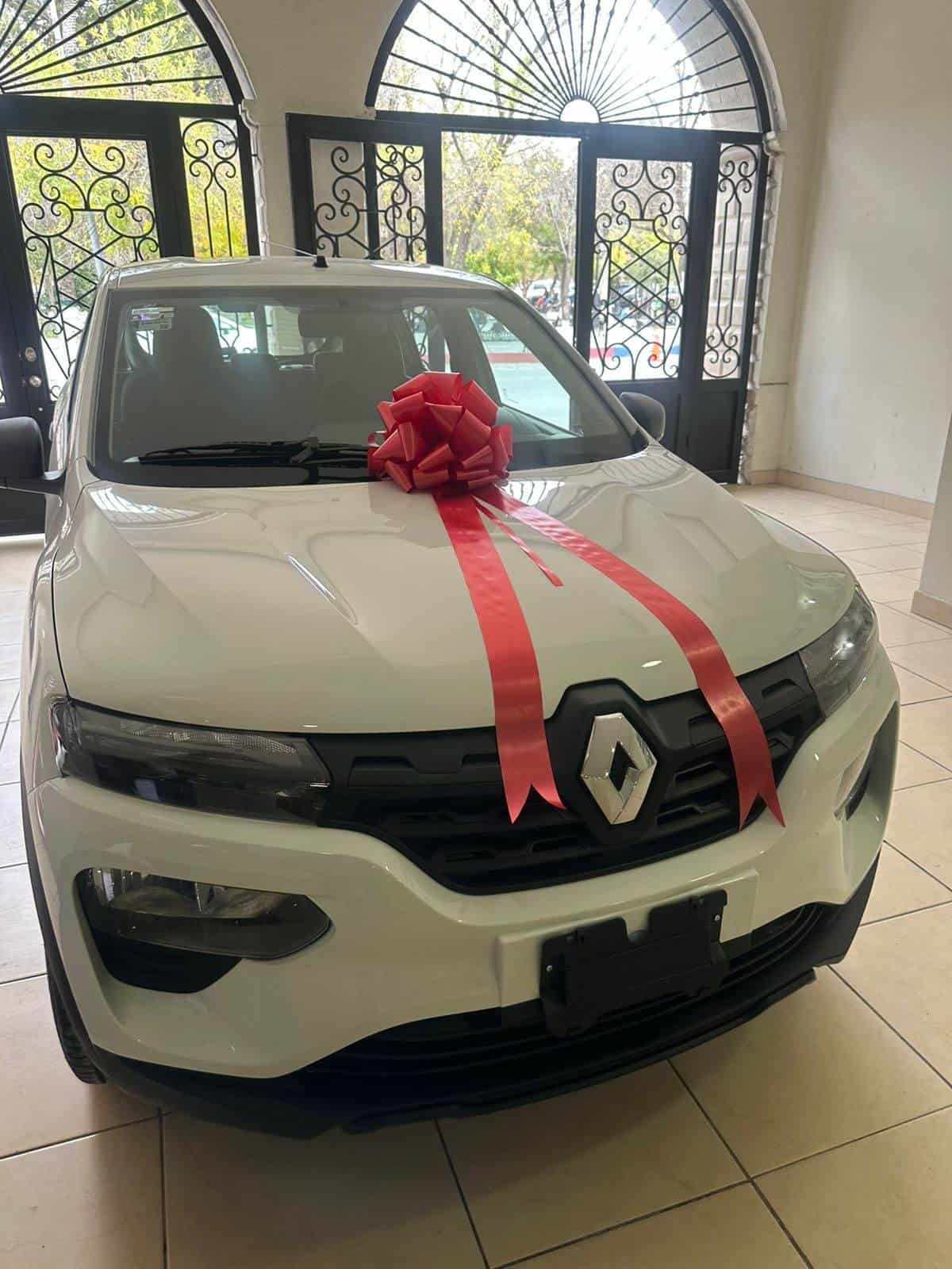 En la presidencia de San Buenaventura está en exhibición el automóvil que será rifado entre contribuyentes cumplidos.