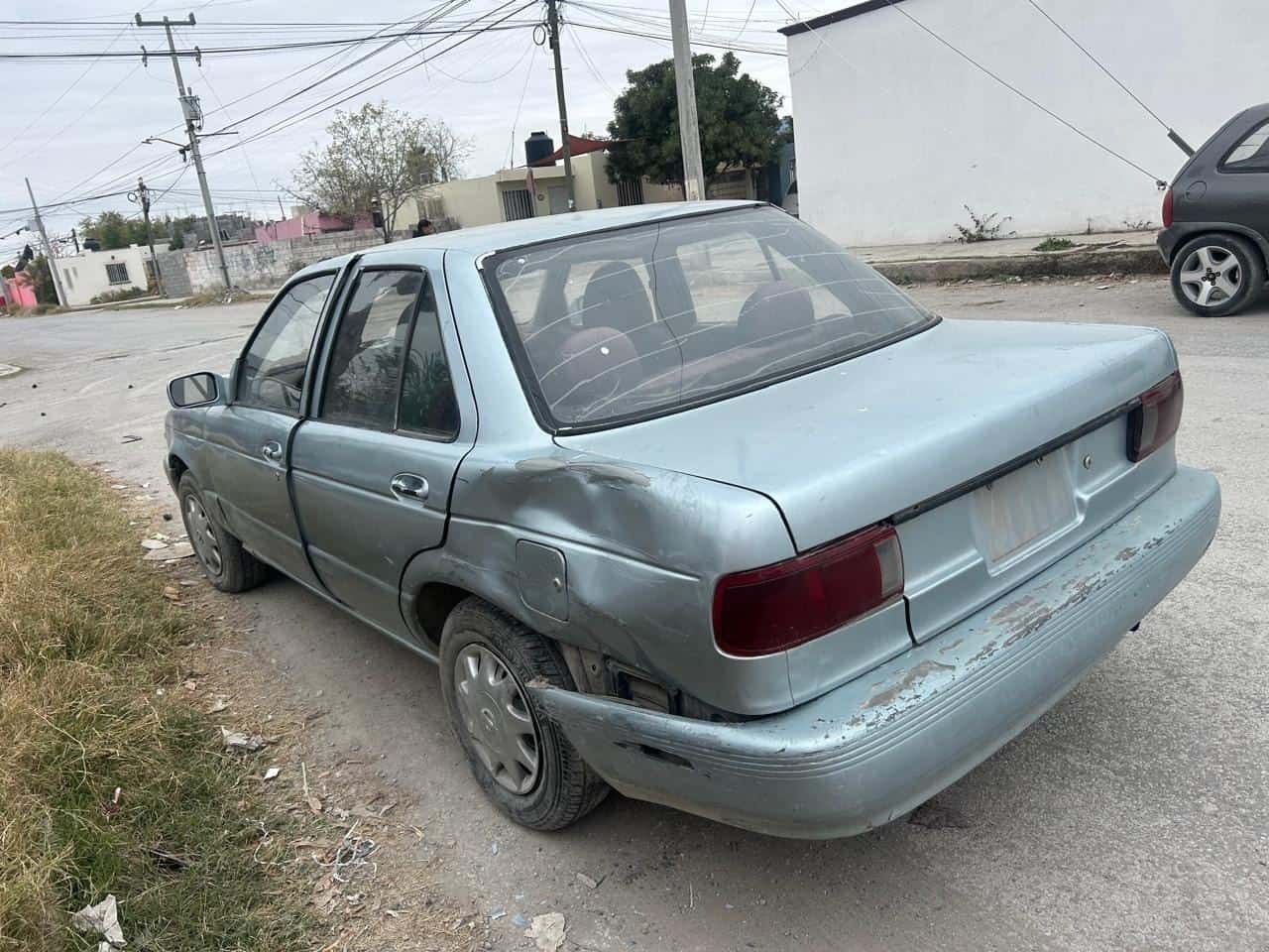 Se ´vuela´ alto y se estampa en auto