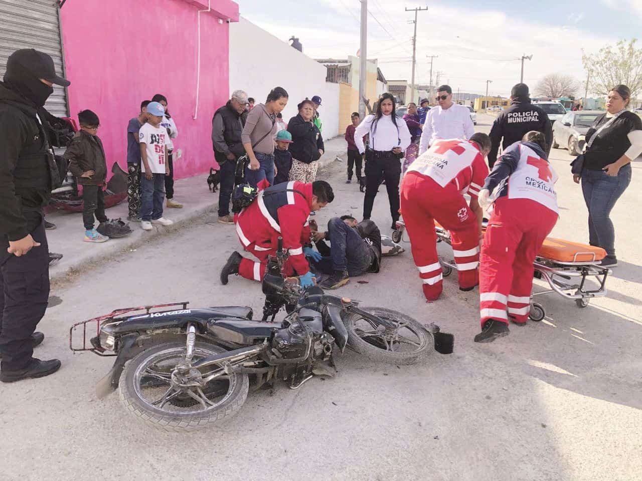 Rompe pierna a motociclista