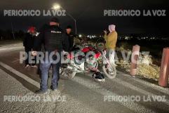 Saca curva a pareja en moto