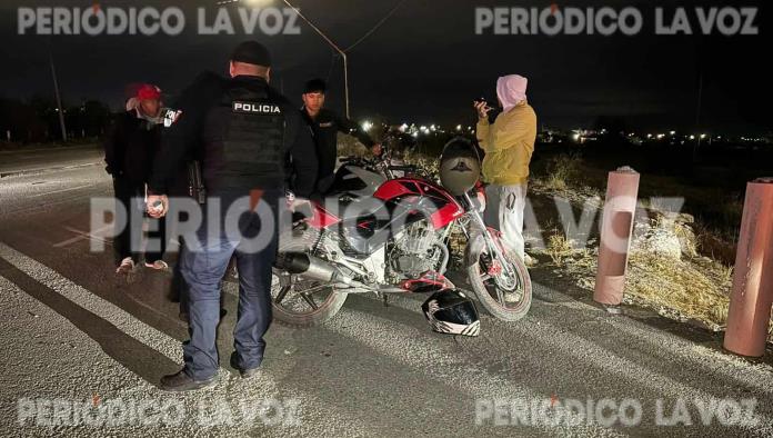 Saca curva a pareja en moto