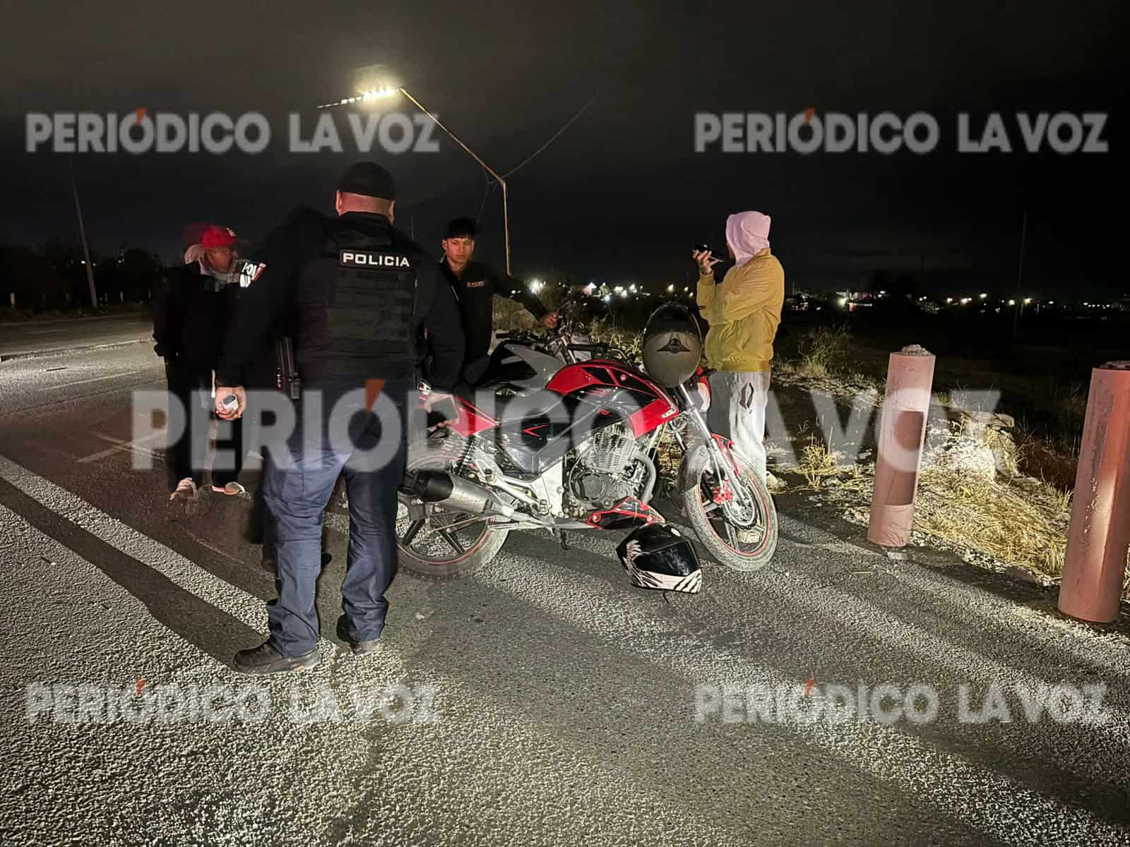 Saca curva a pareja en moto