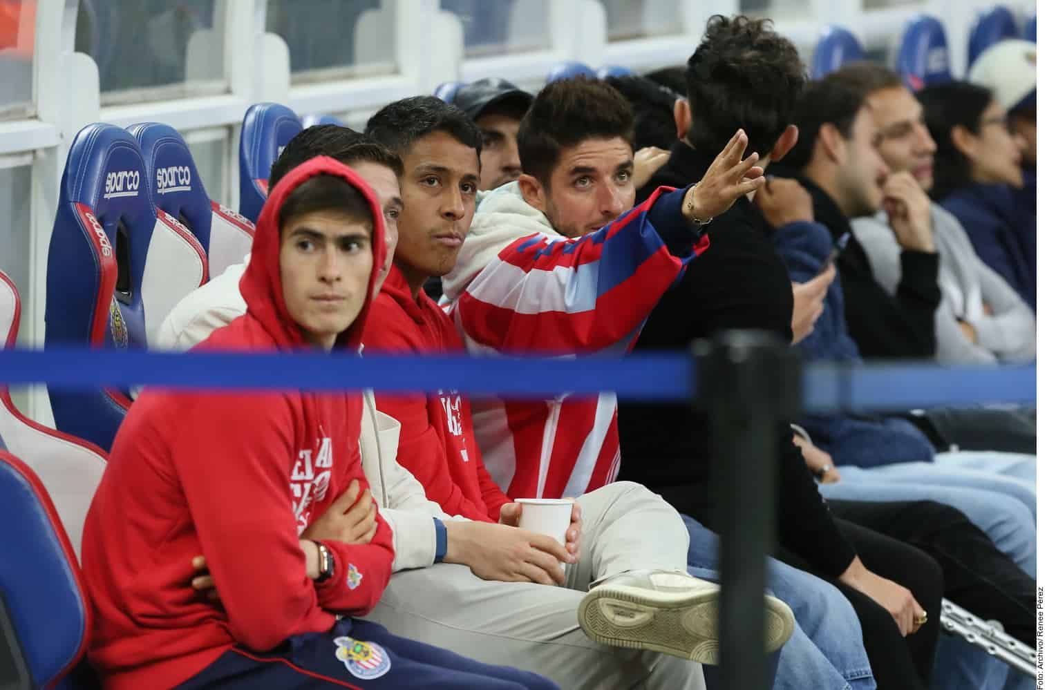 Romo y Chicharito viajan con Chivas a Aguascalientes 