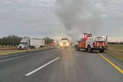 Choque e incendio de tráileres provoca cierre en la Autopista Laredo-Monterrey