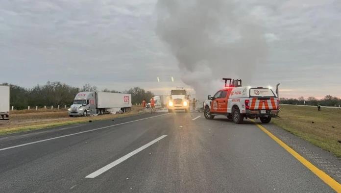 Choque e incendio de tráileres provoca cierre en la Autopista Laredo-Monterrey