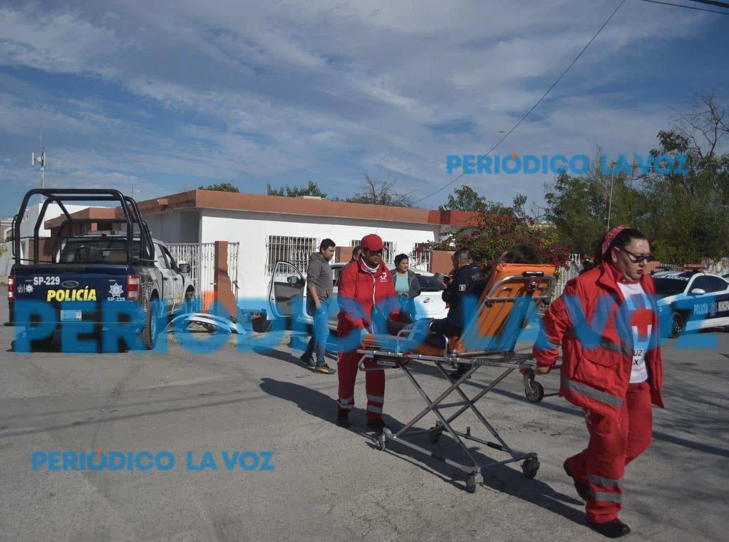 Mujer provoca choque de patrulla