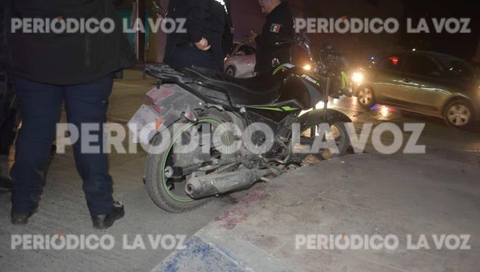 Acaba motociclista inconsciente en choque