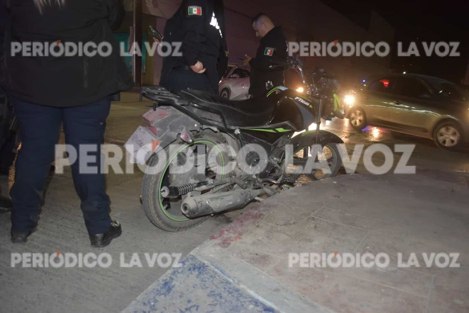 Acaba motociclista inconsciente en choque