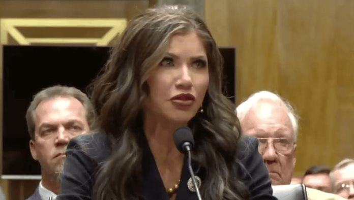 Kristi Noem promete reactivar el programa "Quédate en México"