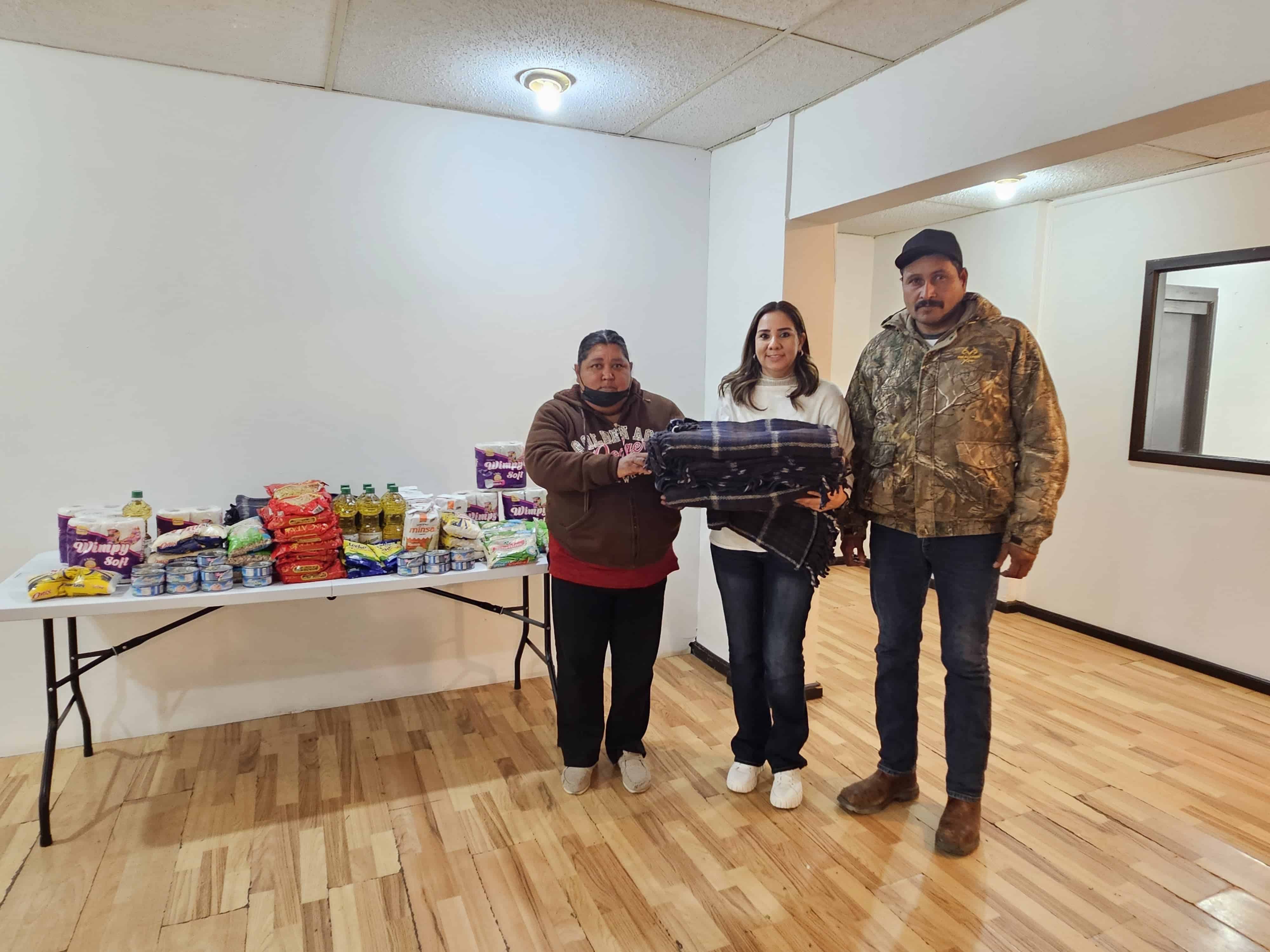 Entrega Karina Ríos apoyos para habitantes del Ejido Santa María