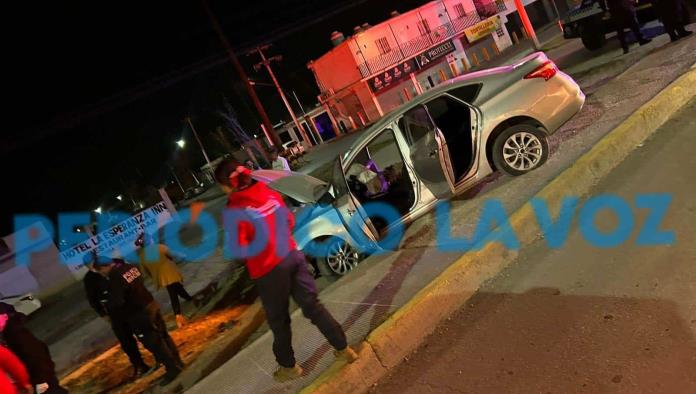 Trepa borracho auto a camellón