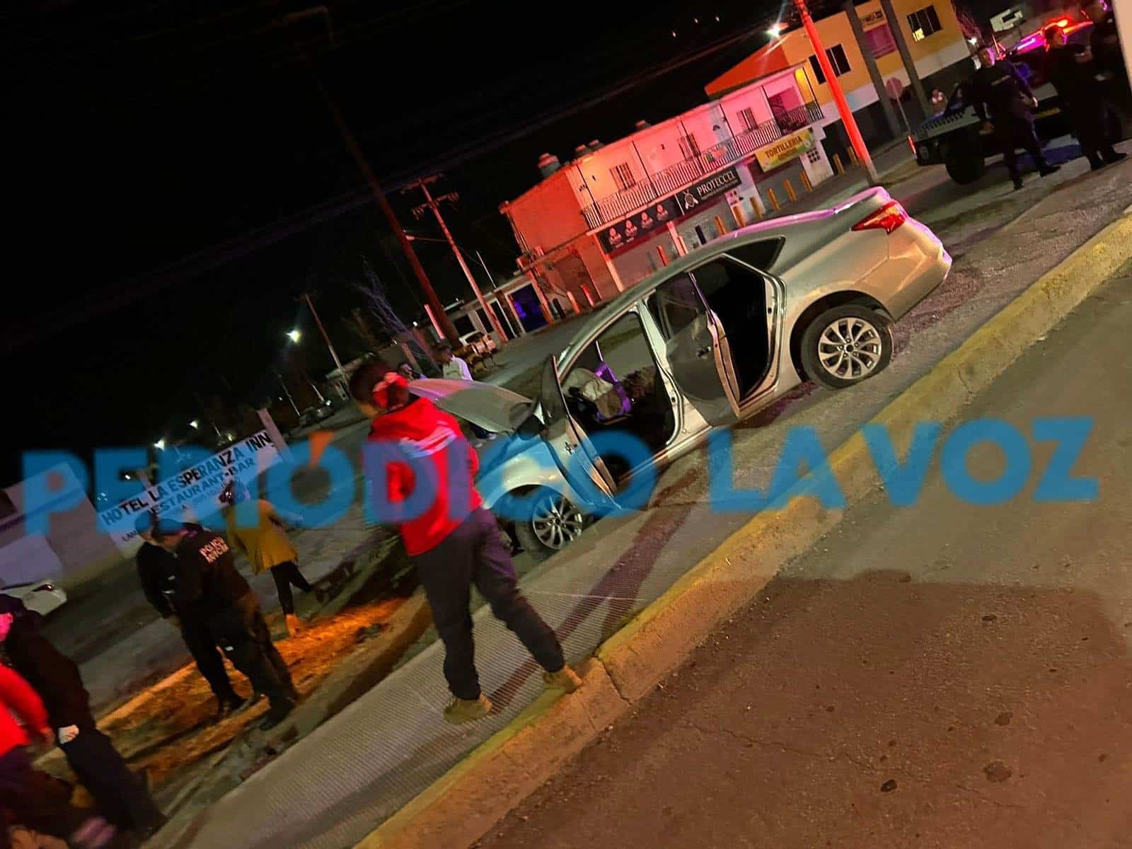 Trepa borracho auto a camellón