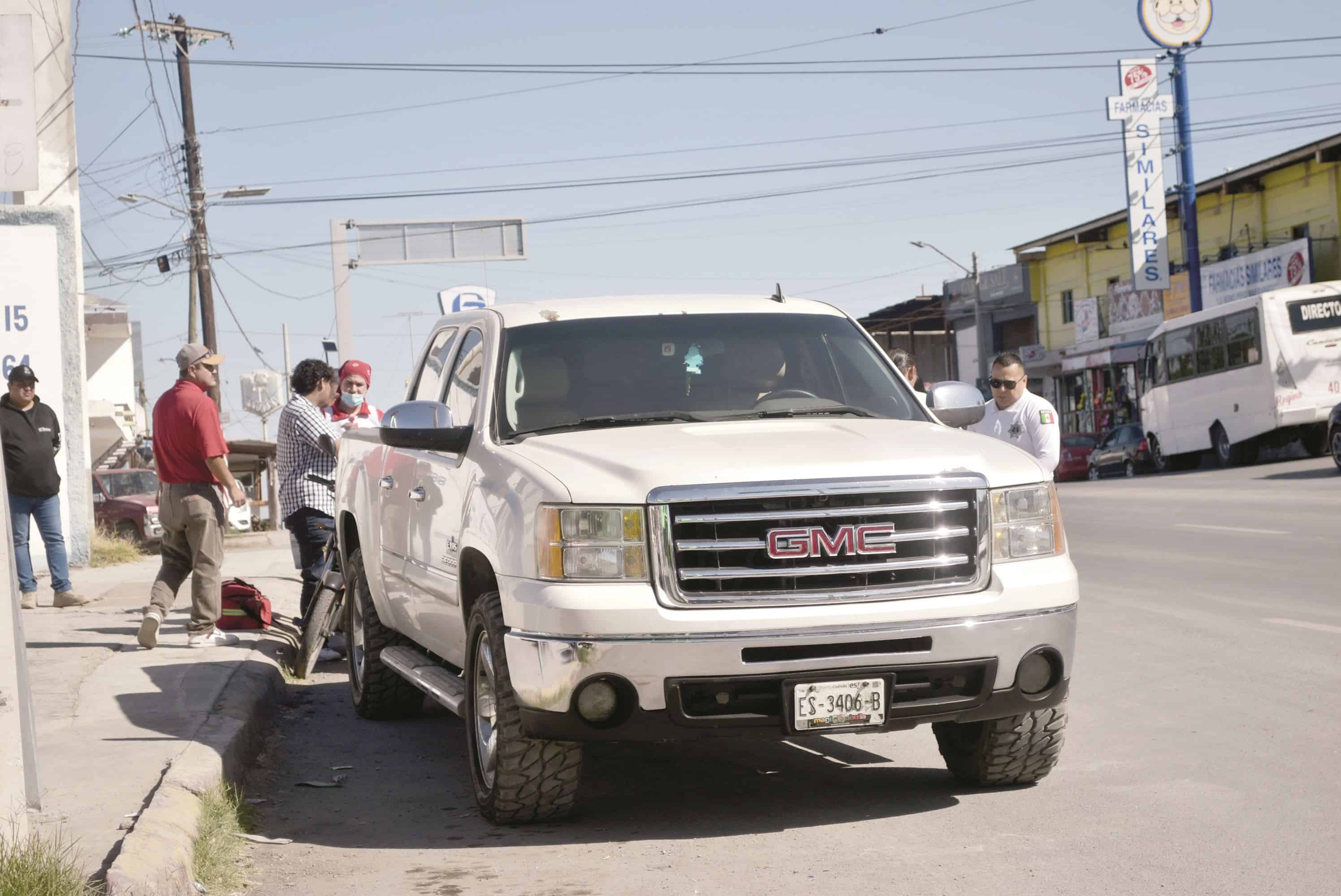 Se le atraviesa a motociclista