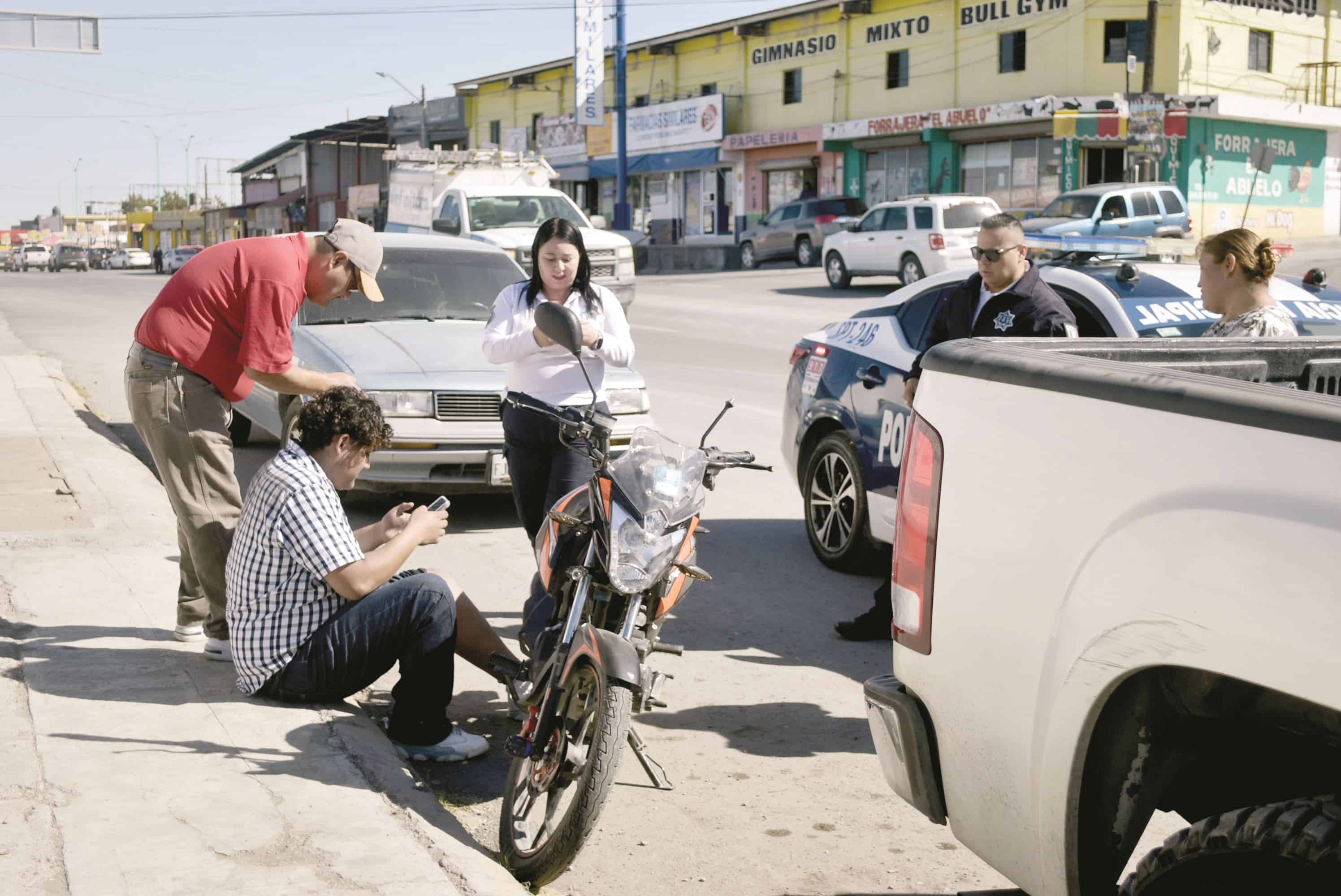 Se le atraviesa a motociclista