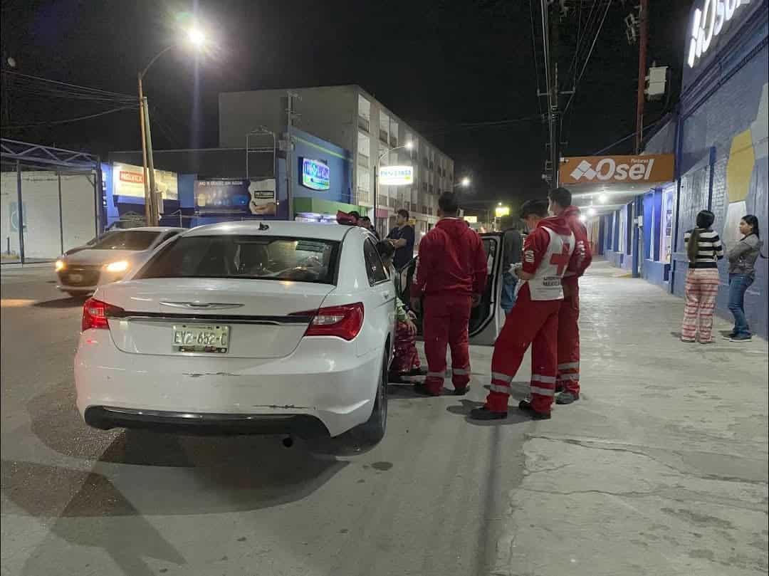 Paramédicos de la Cruz Roja atienden a conductora que resultó lesionada.