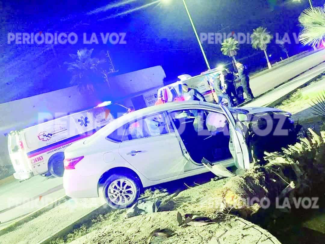 Trepa borracho auto a camellón