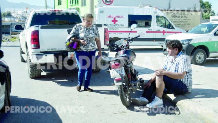 Se le atraviesa a motociclista