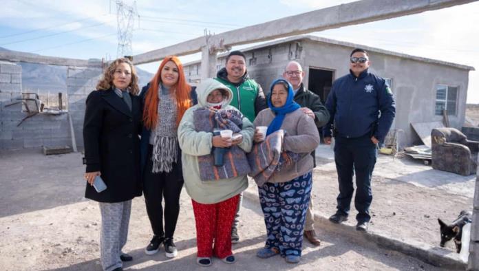 Reparte Alcaldesa cobijas y alimentos