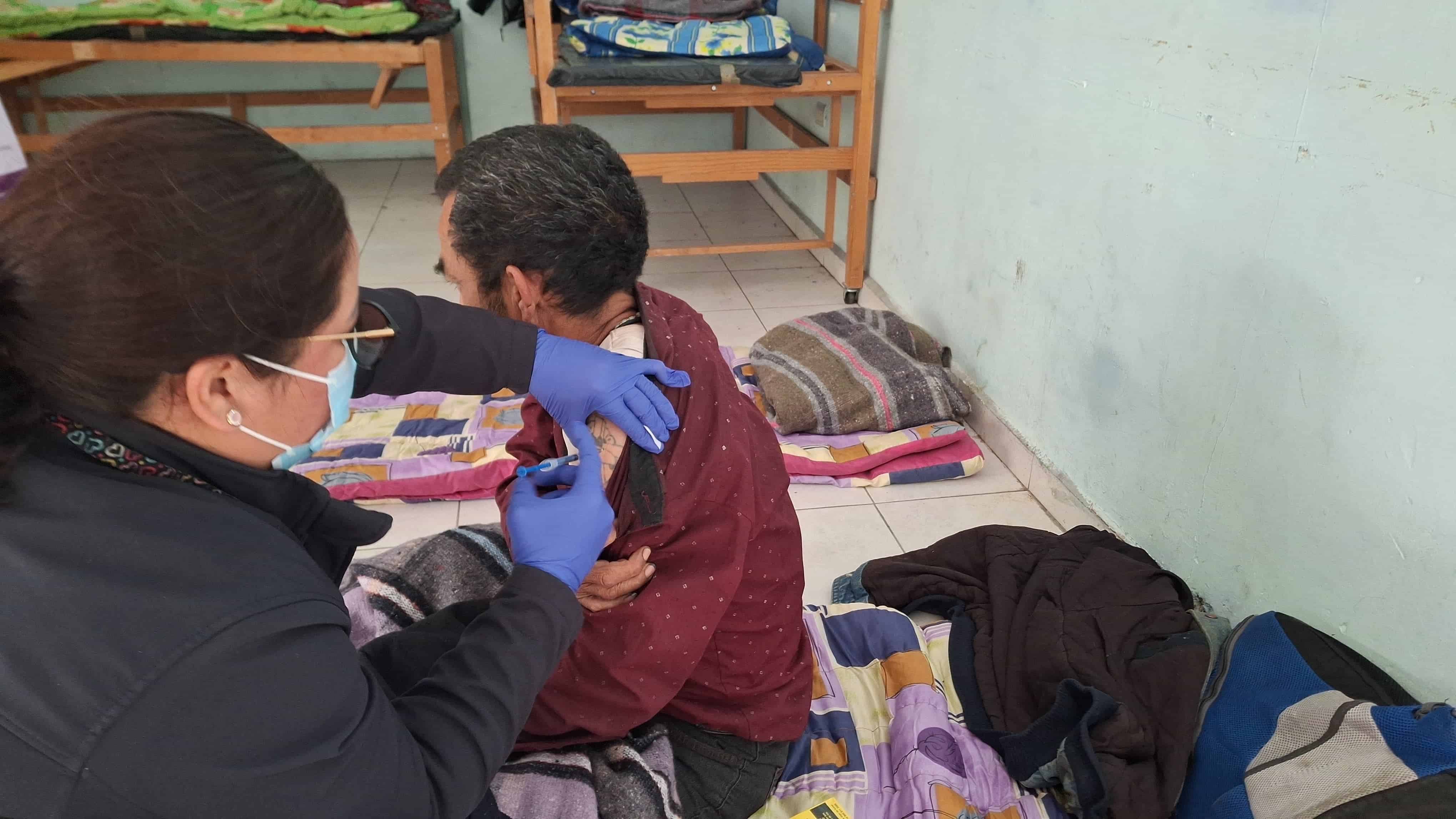 Las brigadas de la Secretaría de Salud recorren los albergues de la región.