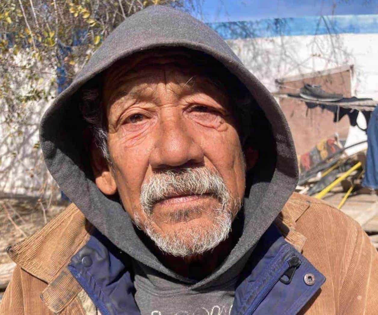 Adulto mayor es resguardado por albergue tras deambular en las calles