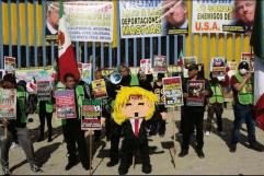 Con piñata, migrantes protestan contra Donald Trump