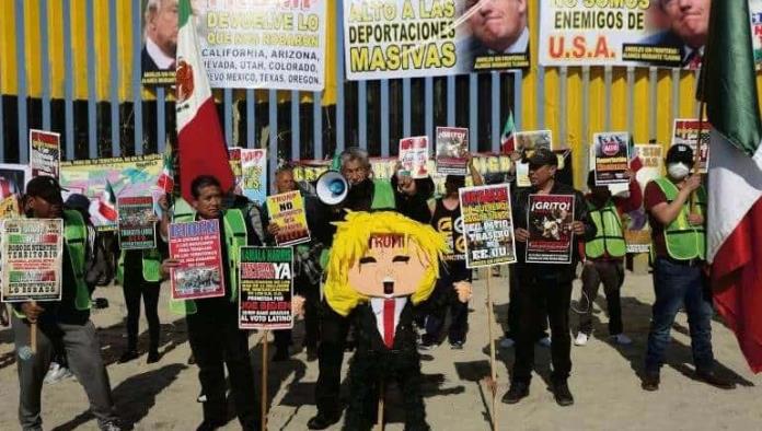 Con piñata, migrantes protestan contra Donald Trump