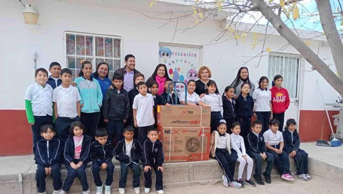 Donan minisplit a escuela en Ciudad Acuña para mejorar condiciones educativas