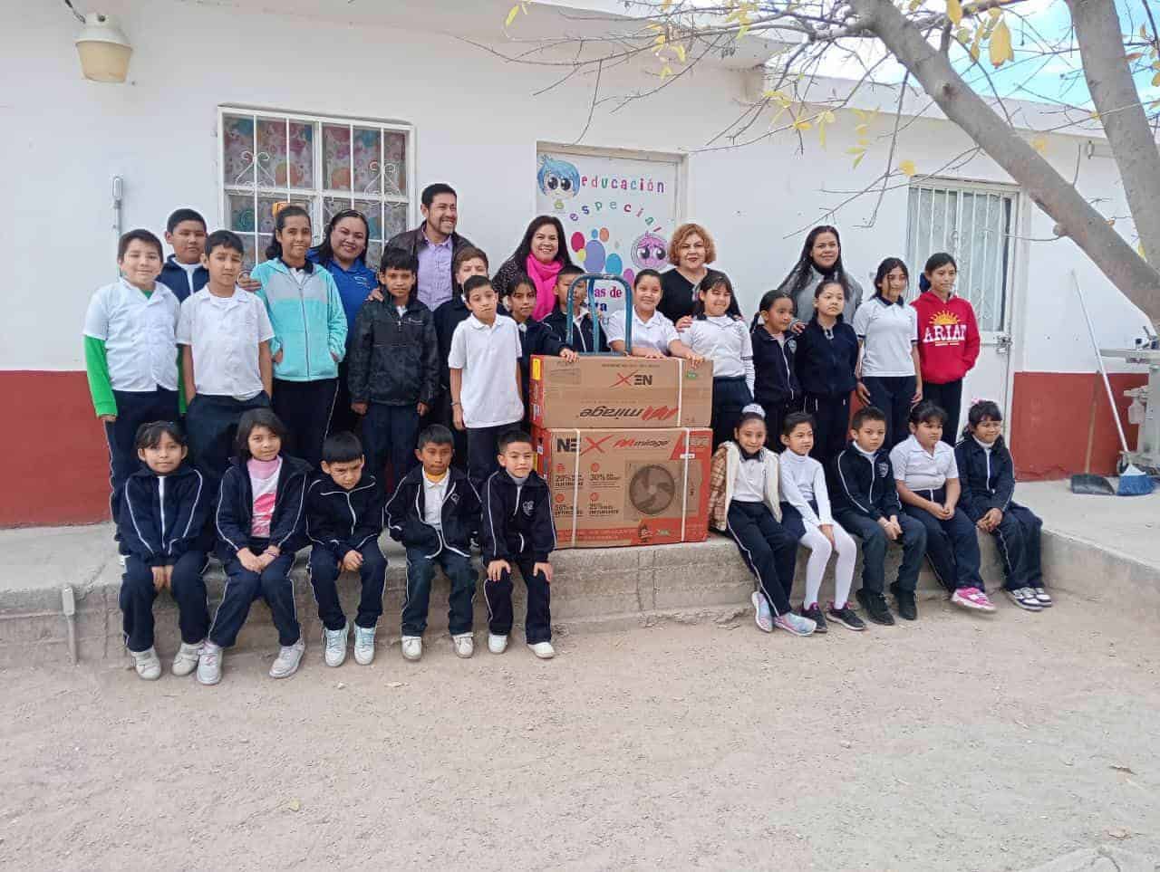 Donan minisplit a escuela en Ciudad Acuña para mejorar condiciones educativas