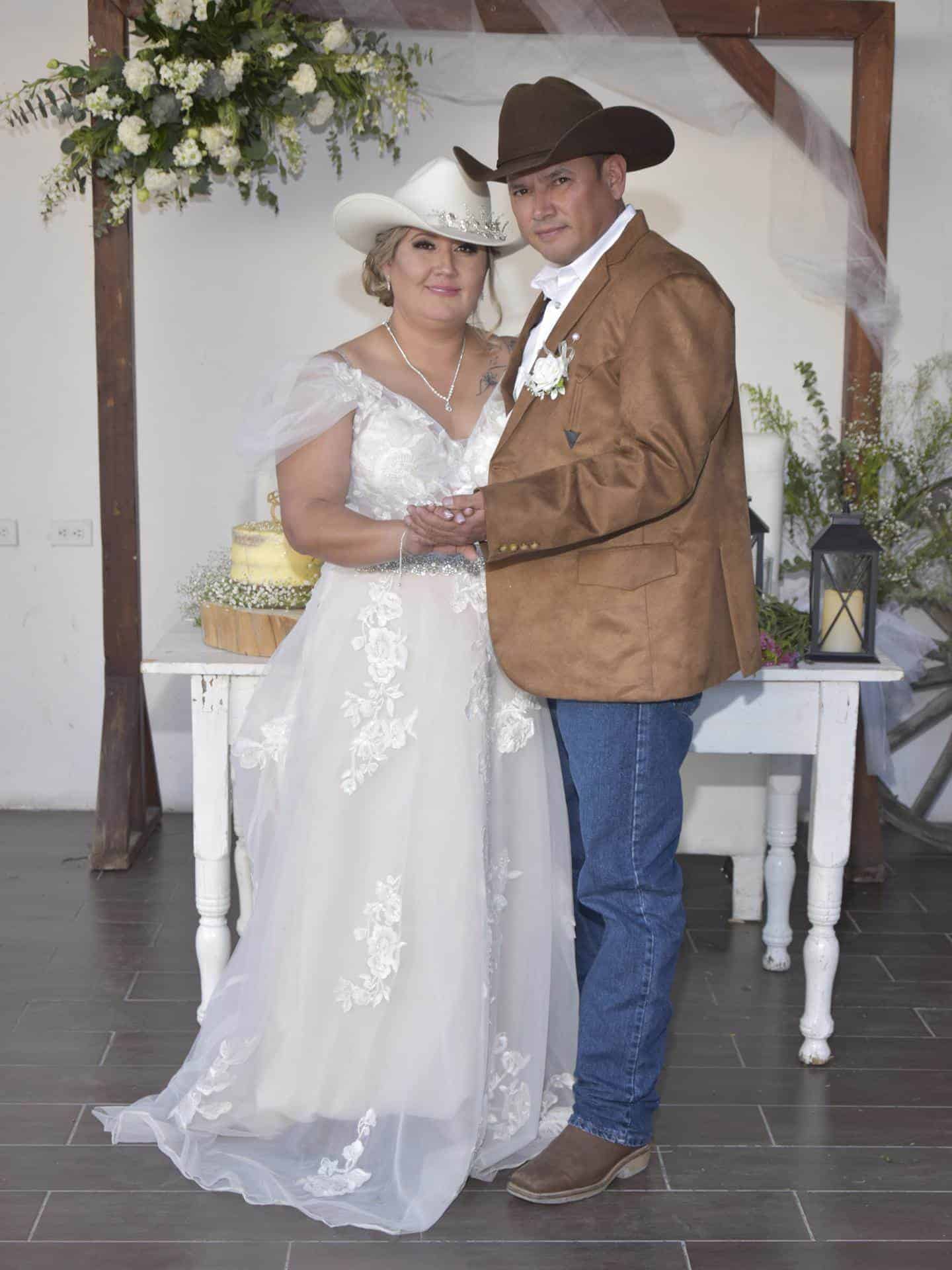 Izary y Abraham, nuevos esposos.