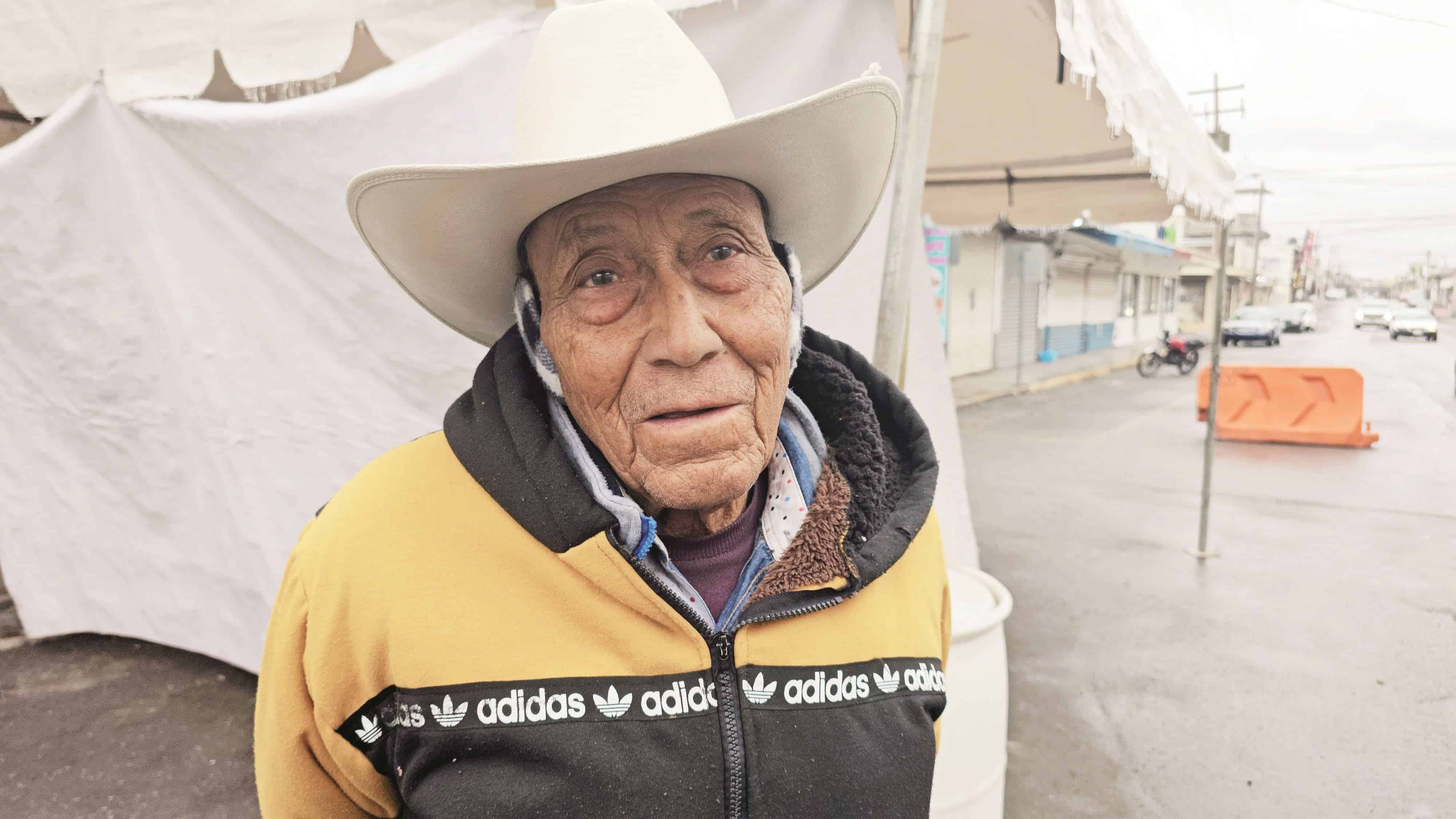 A pesar de temperaturas bajo cero, adultos mayores acuden a cobrar su pensión del bienestar en Monclova