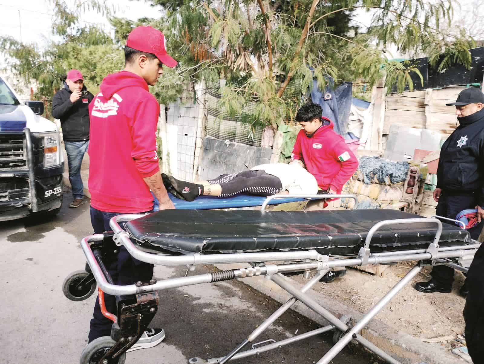 Rescatan a madre e hija del frío intenso