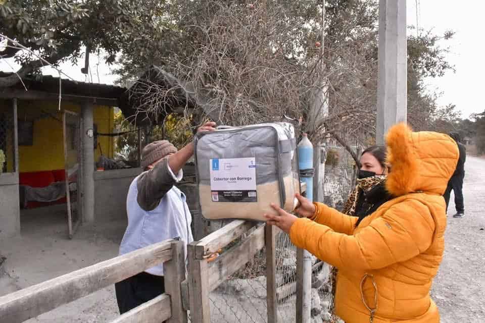 Entregan apoyos a familias vulnerables por bajas temperaturas