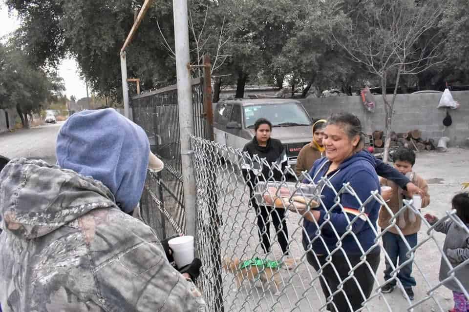 Entregan apoyos a familias vulnerables por bajas temperaturas