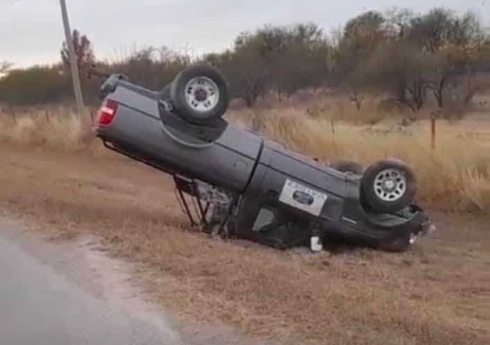 Camioneta vuelca en el libramiento Morelos-Nava